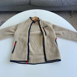 Patagoina flreece  - Den är nästan aldrig använd. Väldigt bra skick och bra pris. 900 är bara start pris går att prutta ner. Användes ungefär 2 gånger sälj pågrunda av att jag har växt ut den. Strlk/barn 14 år passade mig när jag var ungefär 157-164