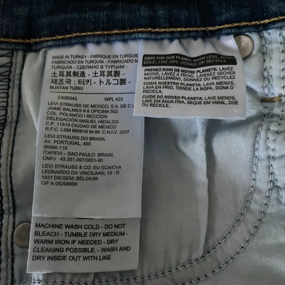 Mile high skinny jeans från Levis. Bra skick och inte jätteanvända. . Jeans & Byxor.