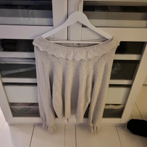 Stickad tröja - Vit stickad tröja i storlek 38/40 fårn ellos. 