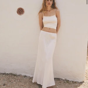 Linnekjol från Mango - Säljer denna linnekjol från mango eftersom att jag ska köpa en ny! Den har använts fåtal gånger under förra sommaren, säljer den för 200 kr+frakt. Den är i storlek XS💕