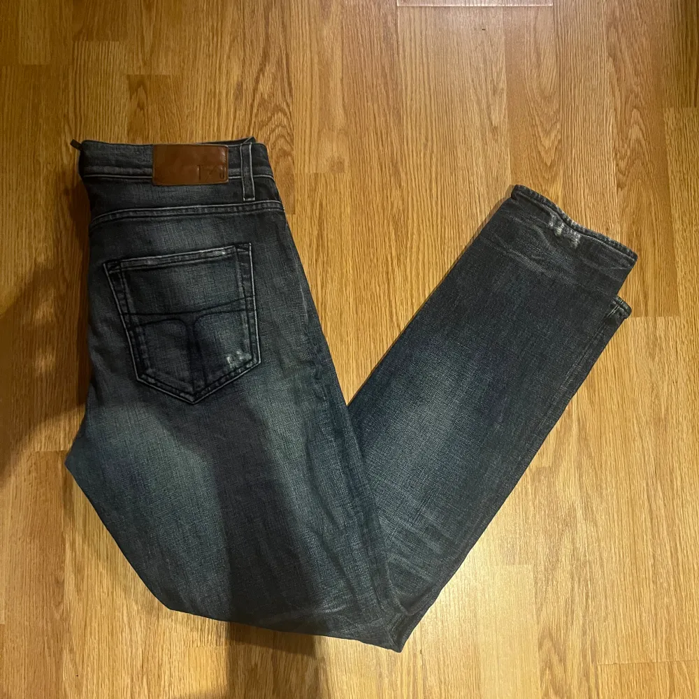 Säljer dessa riktigt feta tiger of Sweden jeansen. (Slim fit) slitningarna är en del av modellen. Skicket på byxorna är 10/10 hör av er vid eventuella frågor . Jeans & Byxor.