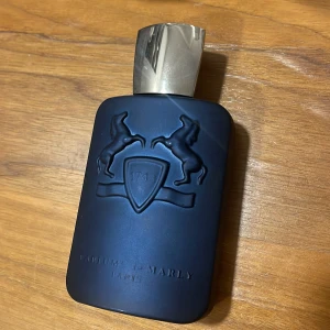 Parfums de Marley Layton 125ml - Testad Max 3 gånger Superfin doft Jobbade med parfymer så köpte denna till bättre pris då tester Inga byten tack