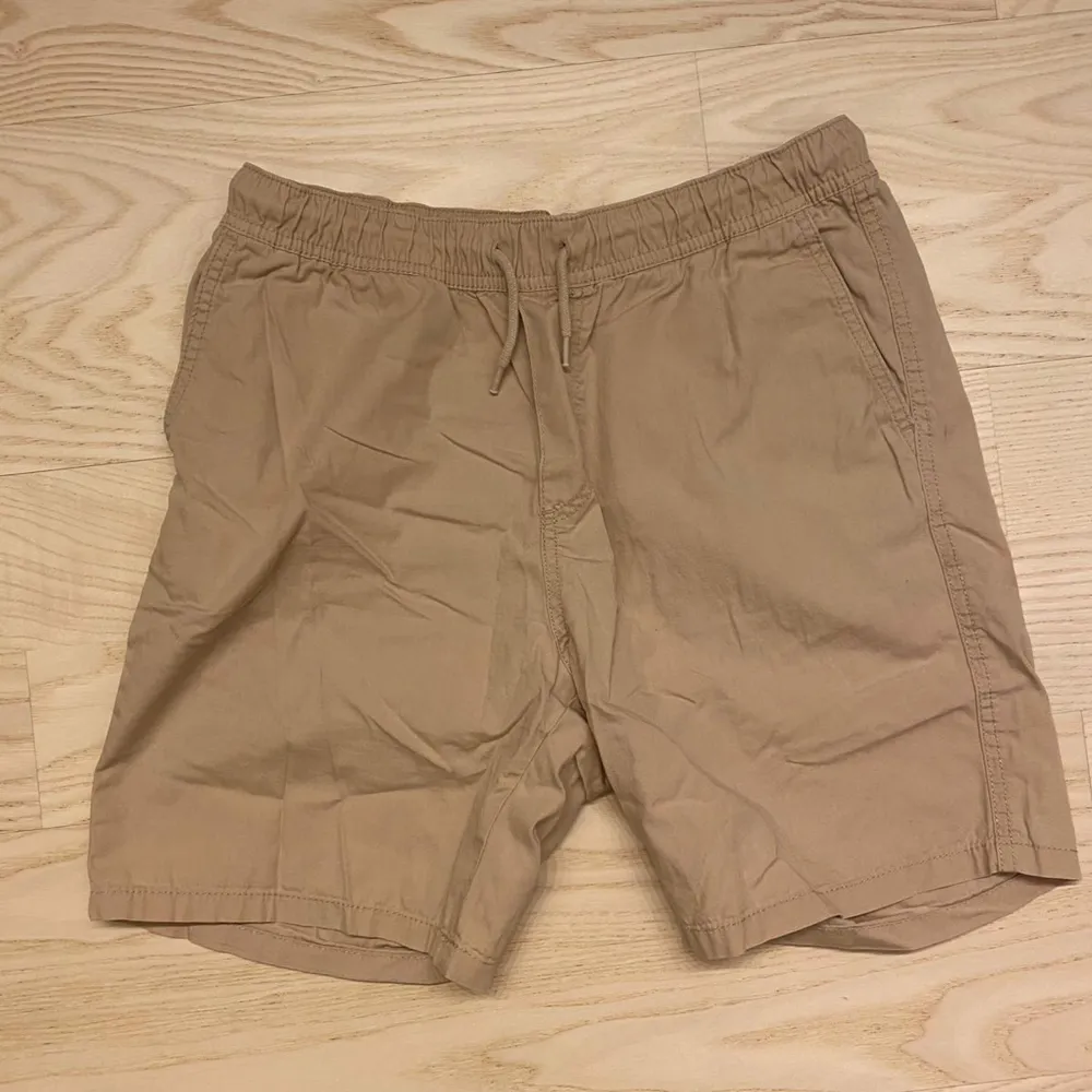 Ett par beiga shorts från H&M Divided, använda. En fläck på vänstra benets baksida.(se bild) Herr storlek XS. Kontakta gärna mig om du har frågor🩵. Shorts.