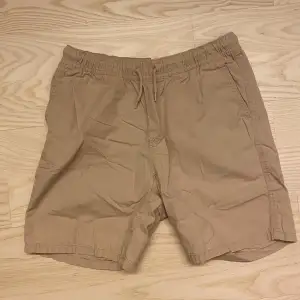Ett par beiga shorts från H&M Divided, använda. En fläck på vänstra benets baksida.(se bild) Herr storlek XS. Kontakta gärna mig om du har frågor🩵