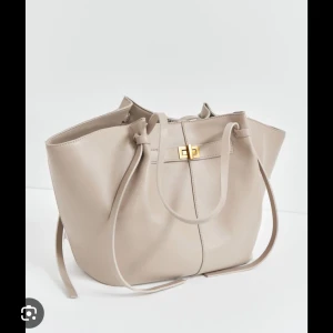 LONG STRAP PU BAG - Säljer min helt nya väska från Gina, slutsåld överallt. Aldrig använd. 