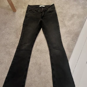 Junkyard jeans - Junkyard jeans, bootcut och Lågmidjade i storlek i XS, nypris 500kr och oanvända. Pris går att diskutera 