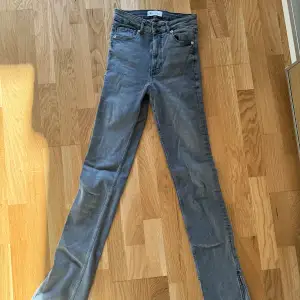 Utsvängda jeans med en slits vid sidan , storlek 26 passar en xs/xxs , formar kroppen jätte fint, använd 1 gång då jag vuxit ifrån.
