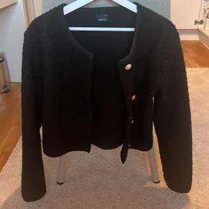 Svart tjock stickad/tunnare jacka💕 - En svart tjockstickad eller tunnare jacka också, perfekt på sommaren att bara dra över linnet. Inte kommit till användning alls, detta innebär att den är i nyskick (extra knappar följer även med)💕💕💕priser går självklart att diskuteras!