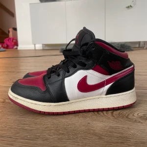 Jordan 1 mid strl 38 - Väl omhändertagna Jordan 1 mid i storlek 38. Säljer då dem inte kommer till användning.