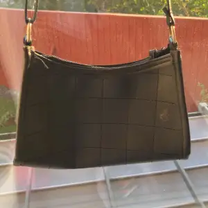 Säljer denna jättegulliga svarta baguett väska pga den inte kom till användning. ❤️ Toppen kvalitet, sällan använd. Tappat lite färg på dragskedjan. Inte säker på märket tyvär, pris kan absolut diskuteras❤️