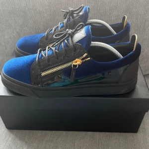 Giuseppe Zanotti  - Tja jag säljer nu mina Giuseppes. Dem kom aldrig till använding nästan skorna har riktigt bra skick och inga deffekter (skornas färg är mörkblå och lacken är svart) äkta såklart om du har några frågor är det bara att skriva mvh kaptenen