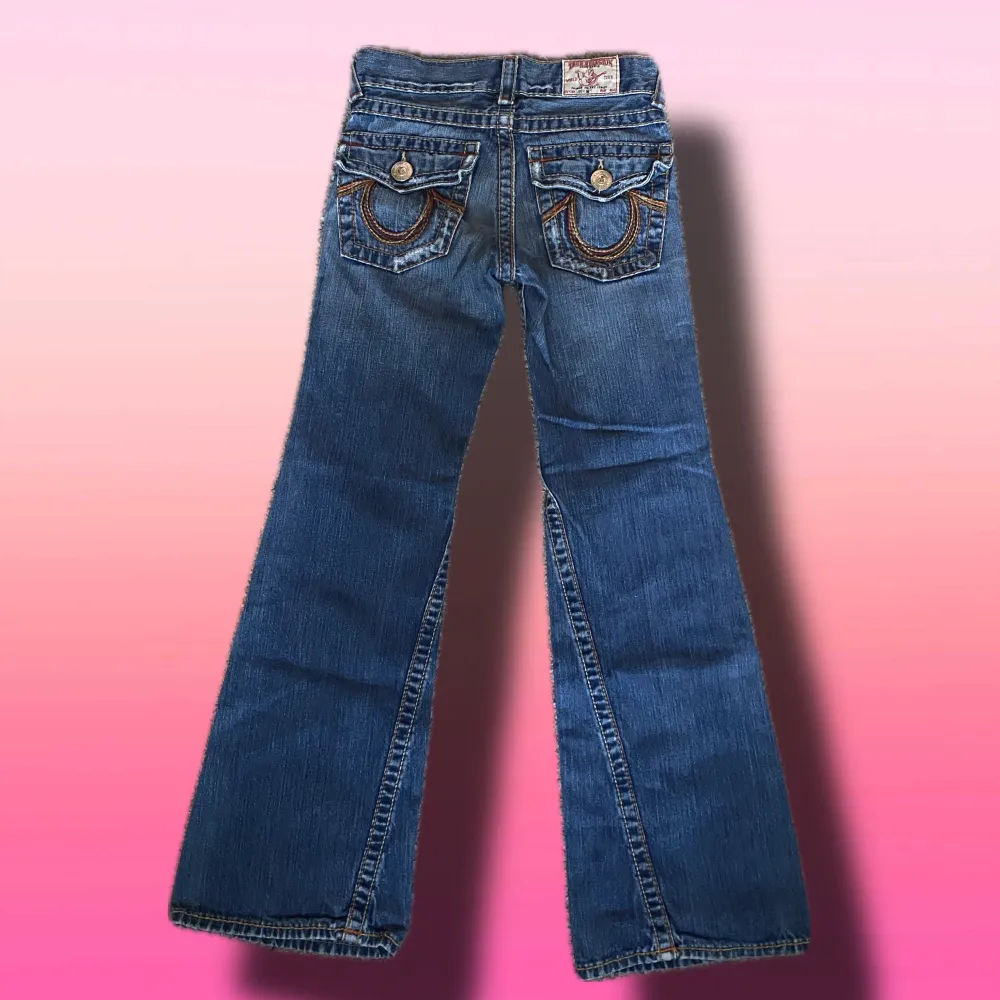 Ett par jättesnygga True Religion Jeans i en lowwaisted bootcut modell. Högt eftertraktad pga det perfekta skicket! Skriv om ni har frågor ☺️. Jeans & Byxor.