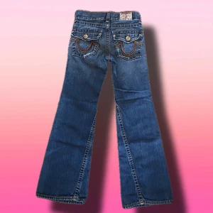 True Religion Bootcut Jeans  - Ett par jättesnygga True Religion Jeans i en lowwaisted bootcut modell. Högt eftertraktad pga det perfekta skicket! Skriv om ni har frågor ☺️