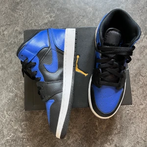 Air Jordan Black-Royal Blue-Black  - Säljer dessa Blå Jordans från Restock. De är i väldigt bra skick, knappt använda. Ordinarie pris ca 1700kr, säljer för 1000kr