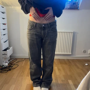 Weekday Arrow Low Jeans - Säljer mina gråa Weekday Arrow low Jeans för då är för stora, nyskick💞💞