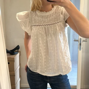 Vit blommig blus  - Jättefin vit blommig blus från culture. Storleken är Xs men sitter mer som S. Knappt använd och har inga defekter💕