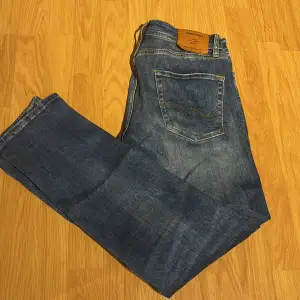 Säljer ett par blå jeans från Jack & Jones. Använda ett par gånger men inga hål eller märken. Storleken är 30/32. |Skriv privat vid funderingar|