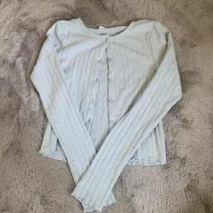 söt kofta - Säljer den för jag har ingen användning av den. Använd fåtal gånger. Orginalpris:200