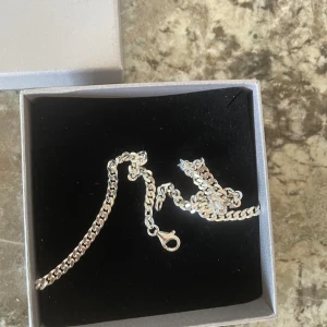 Halsband  - Säljer ett halsband som va en julklapp som inte passade i mitt tyckte. Den är köpt på guldfynd och kostar cirka 800 ny