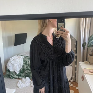 Sommarklänning från zara - En perfekt strand klänning från zara som jag inte använder längre. Mycket bra skick!🍓🫶🏼🌸