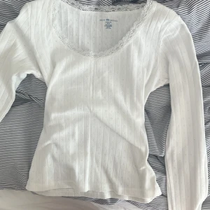 Brandy Melville tröja spets - Söt långärmad tröja från brandy, jätte fin nu till sommaren. Jätte bra skick, då den används ett fåtal gånger. Skriv gärna för fler bilder. 100% bomull❤️