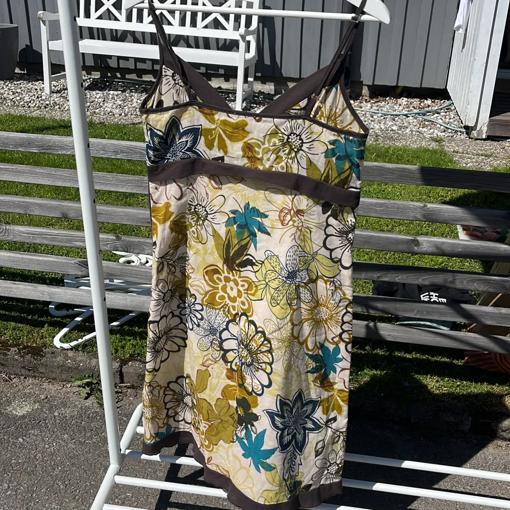 Jättefin vintage blommig klänning från Kafé Stilfigur! Säljer då den tyvärr inte riktigt passade mig 🌸. Klänningar.
