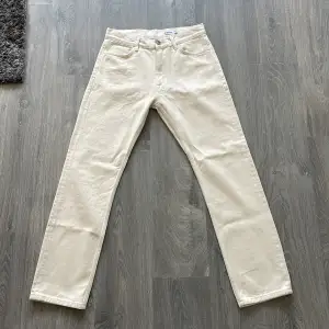 Säljer ett par helt nya jeans ifrån Dobber i modellen ”Ante straight fit”. De är aldrig använda och säljes eftersom de inte passar mig.