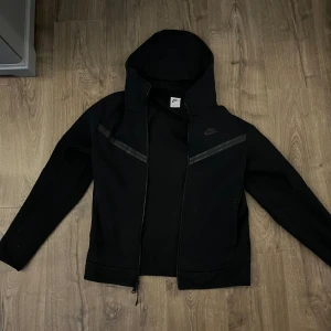 Nike tech fleece tröja - 10/10 skick, inga skador, Säljs pågrund av ingen använding, Vid köp av Nike Tech byxor så blir priset 500kr