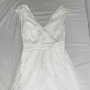 Studentklänning Esprit - Supersöt studentklänning från Esprit! Endast använd en gång, så i toppen skick🤩