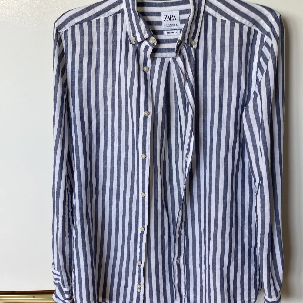 En snygg sommar skjorta med vit och blå randning färg. Från Zara i storlek S relaxed fit. Snygg och fresh. . Skjortor.
