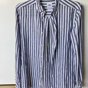 En snygg sommar skjorta med vit och blå randning färg. Från Zara i storlek S relaxed fit. Snygg och fresh. 