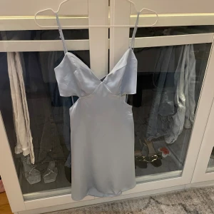 Ljusblå satin klänning med öppen rygg  - Ljusblå med öppen rygg och cut outs. Helt oanvänd med prislappen kvar🩵🩵