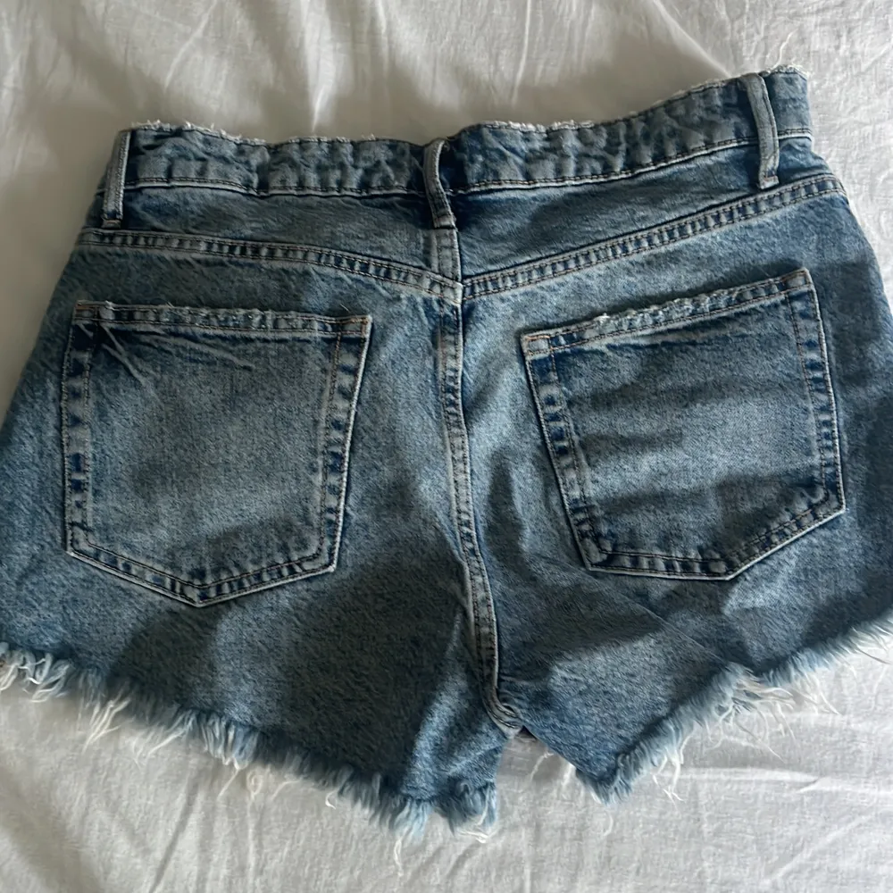 Super snygga jeansshorts från zara i storlek 38. Använda fåtal gånger då dom var lite stora för mig.💕. Shorts.