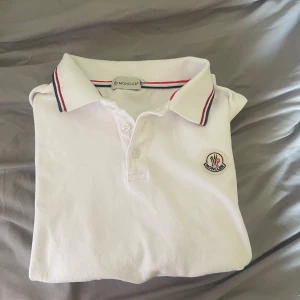 Moncler Piké  - Säljer åt min bror då den är för kort för honom som är 190. Använd ca 2 gånger så skicket är 10/10. Passar S eventuellt M. Kan gå ner lite i pris vid snabb affär! Hör av er vid frågor 💞