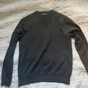 Berkeley Sweatshirt V Ringad Storlek: M Skick: Som ny aldrig använd Köpt för 900 kr Pris: 400 kr