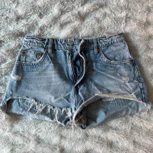 Suuuper snygga Zara shorts vilket är för små på mig nu. I perfekt skick med inga hål eller fläckar! 