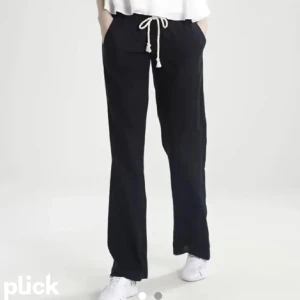 lågmidjade roxy linnebyxor - Storlek s, passar xs och någon som är ca 165🩷 superbra skicka! marin/svarta, perfekt till sommaren