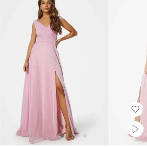 Bal klänning - Säljer nu min super snygga bal kläning som jag hade på min bal. Den är så sjukt fin och glittrar jätte fint i solen, kan tänka mig att sänka priset vid snabb affär🤍