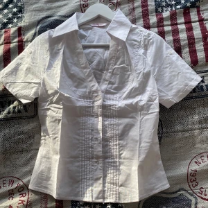 Kortärmad skjorta - Vintage kortärmad skjorta med snygga detaljer. Storleken är M men skulle uppskatta den till S då den är lite liten. Skriv gärna vid frågor!!💞