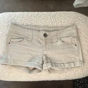 Jeans shorts i vit/grå färg i storlek s 🩷 Midjemåttet är 40 cm tvärsöver 