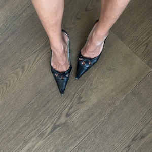 Vintage klackar!! - Säljer mina svarta vintage klackar från Don Donna. Kvaliten är super bra, låg klack, spets klack med fina rosett detaljer där fram❤️