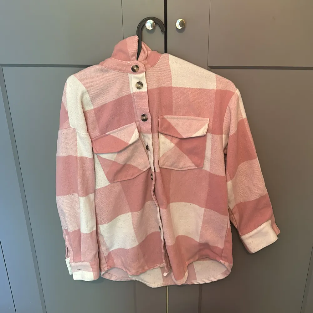 En rosa Skjorta från H&M. Skjortor.