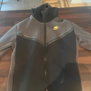 Nike tech storlek xs  - Tjo! Säljer min sjukt snygga Nike tech för ett bra pris, har haft den ett tag men skulle säga att skicket är 8/10. Köpte den på JD för typ 1300.