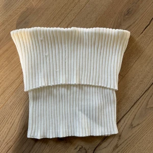 Bandeau topp zara - Topp från zara, för liten för mig så säljer den. Små trådar har kommit upp ur tyget efter tvätt men går nog bara att klippa bort om man vill🩷