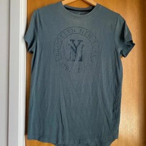 T-shirt - Lite nopprig men annars i fint skick  