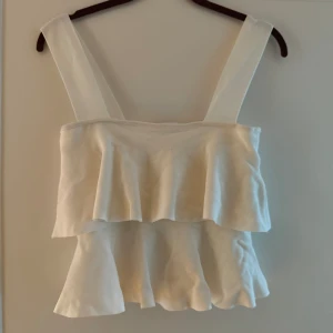 Topp  - Jättefin volang topp från zara. Köpt här på plick men tyvärr aldrig kommit till användning. Jättebra skick, som ny!!🌸💖