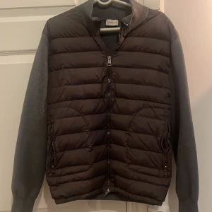 Moncler cardigan  - Säljer nu min moncler cardigan grå som jag inte använder längre och ha köpt Jack via plick storlek på den är S passa även M