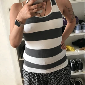 Mönstrad linne  - Jättefin Basic top.  I mkt fint skick. Stretchig tröja. Använd några ggr. Köpt från USA. Använd köp nu eller Swish, jag skickar efter mottagning betalning. 