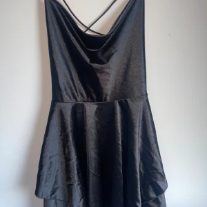 Jättefin kort klänning i L/XL - Helt oanvänd, köpt på Temu för 199 kr, är kort fram men lite längre bak