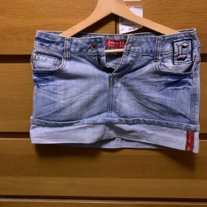 Minikjol - Jättefin jeanskjol! Dragkedjan är tyvärr sönder men det går enkelt att fixa en ny. Det står att kjolen är xl men den är som en s eller liten m. Pris kan diskuteras  Frakt tillkommer 
